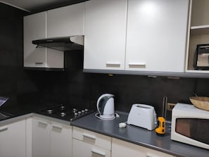 Kühlschrank, Mikrowelle, Ofen, Wasserkocher