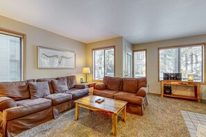 Televisión, chimenea, reproductor de DVD y libros 