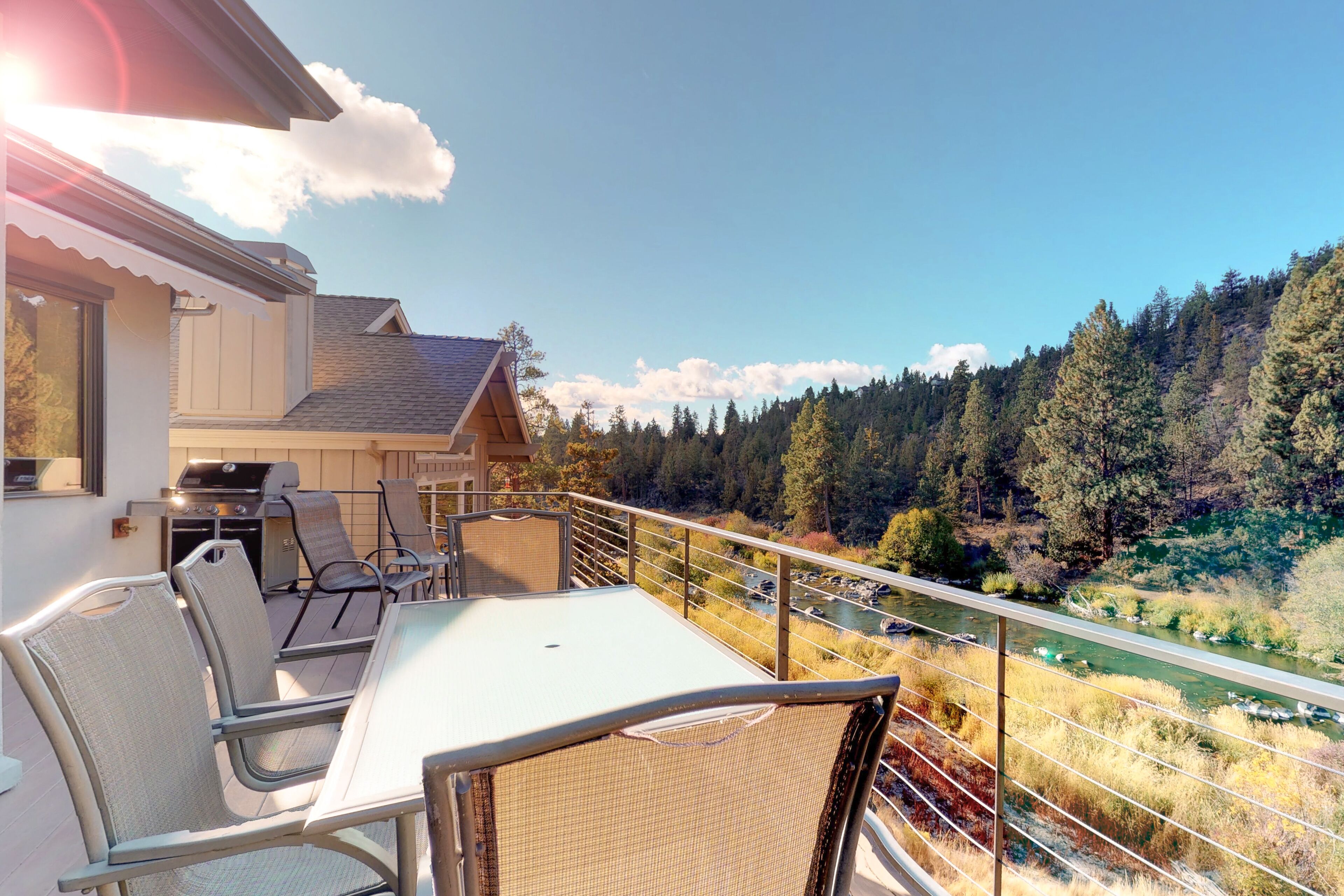 Riverfront Home - Home Theater, Private Hot Tub, Fireplace, WiFi, Dogs OK