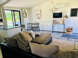 Smart TV, caminetto, libri, impianto stereo