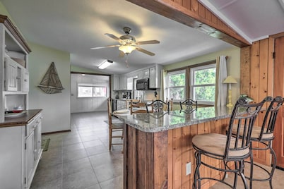 Lake Sinclair Cottage with Deck & Boat Dock!