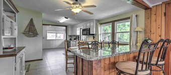Lake Sinclair Cottage with Deck & Boat Dock!