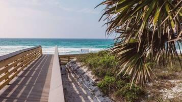 Playa en los alrededores y toallas de playa