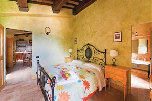 7 bedrooms, WiFi, bed sheets