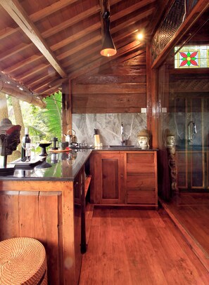 Refrigerador, parrilla de estufa, cafetera y tetera y tetera eléctrica