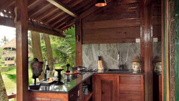 Fridge, stovetop, coffee/tea maker, electric kettle