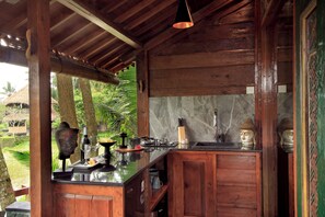 Fridge, stovetop, coffee/tea maker, electric kettle