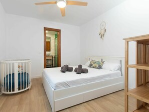 3 habitaciones, tabla de planchar con plancha y cuna de viaje