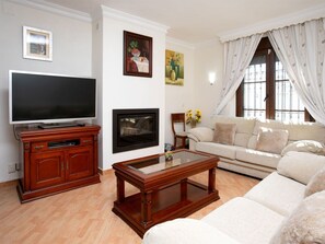 Living area - Beautiful private villa for 8 people with A/C, private pool, WIFI, TV and terrace (Rincón De La Victoria)