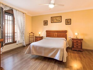 4 chambres, lit de bébé portatif, accès au Wi-Fi (inclus)