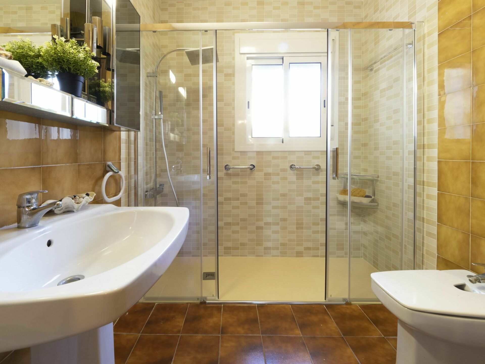 Stunning private villa for 12 guests with WIFI, TV, patio, pets allowed and parking