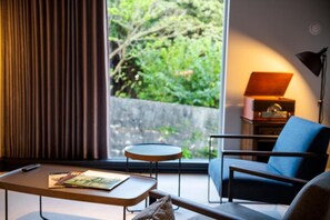 Habitación cuádruple de diseñador, varias camas, para no fumadores, vista al jardín | Cortinas blackout, insonorización y tabla de planchar con plancha