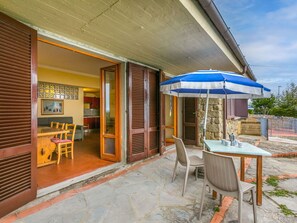Outdoor dining - Cosy apartment for 4 guests with WIFI, pool, TV, terrace, pets allowed and panoramic view (Lamporecchio)
