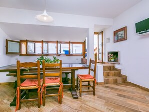 Dining - Cosy apartment for 4 guests with WIFI, pool, balcony, pets allowed and panoramic view (Lamporecchio)