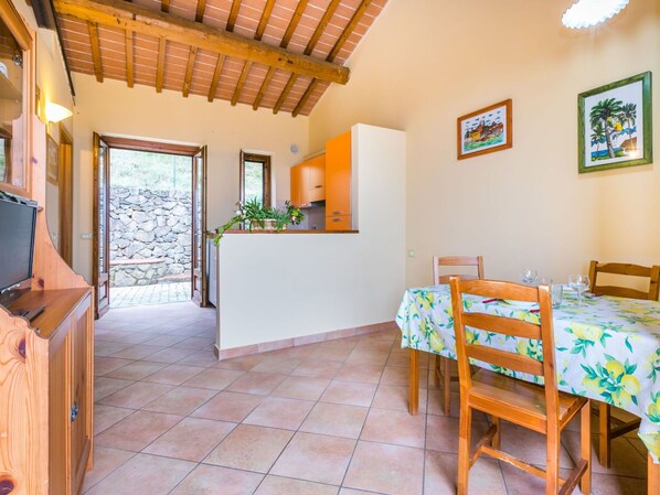 Dining - Nice apartment for 2 guests with pool, WIFI, terrace, pets allowed and panoramic view (Lamporecchio)