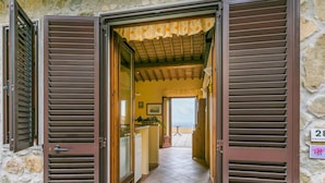 A stone building with a tiled floor and a balcony. - Beautiful apartment for 2 guests with pool, WIFI, terrace, pets allowed and panoramic view (Lamporecchio)