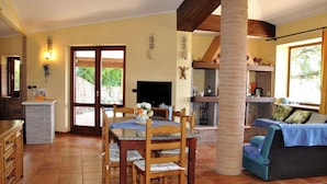 Dining - Beautiful private villa for 11 guests with A/C, pool, WIFI, TV, patio and pets allowed (Sperlonga)