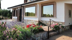 A two-story house with a stone facade, large windows, and a curved balcony. - Beautiful private villa for 11 guests with A/C, pool, WIFI, TV, patio and pets allowed (Sperlonga)