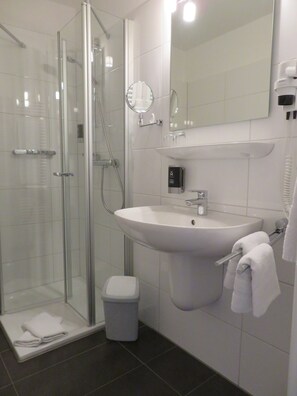 标准双人房 | 浴室 | 淋浴设施、吹风机、毛巾
