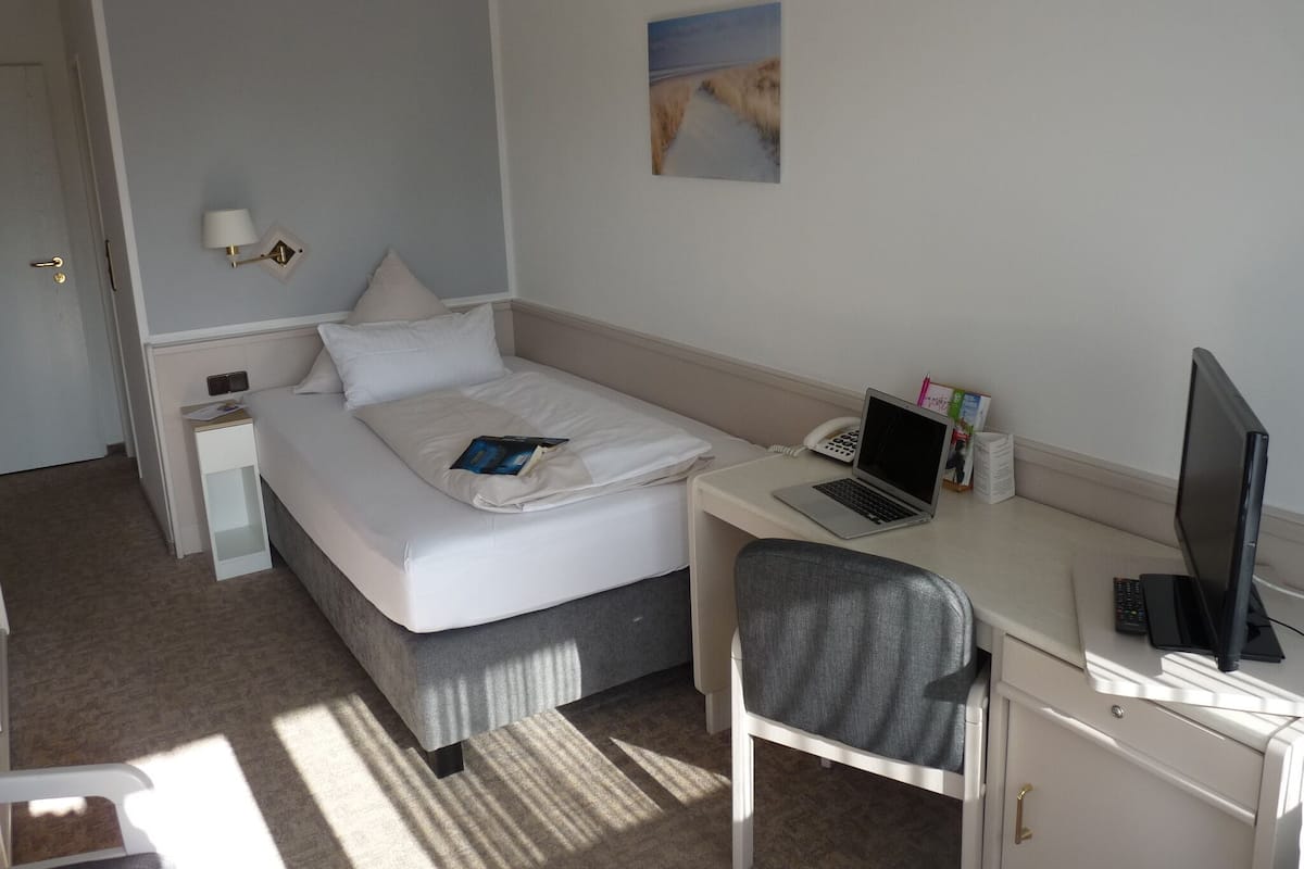 Comfort eenpersoonskamer | Hypoallergeen beddengoed, een bureau, geluiddichte muren