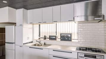 Fridge, microwave, stovetop, cookware/dishes/utensils