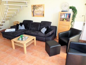 Televisie, een dvd-speler en een stereo