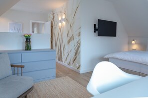 4 dormitorios, caja fuerte, escritorio y tabla de planchar con plancha