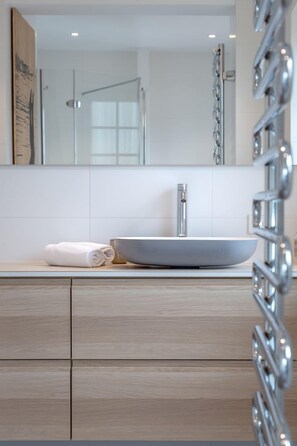 Shower, hair dryer, towels, soap - Haus Grüne Düne - Luxurious "Haus Grüne Düne" with its own sauna oasis and lots of (Wenningstedt-Braderup (Sylt))