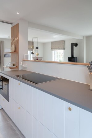 Frigorífico, microondas, horno y placa de cocina