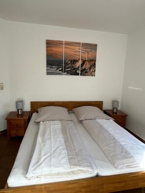 2 bedrooms, iron/ironing board, WiFi