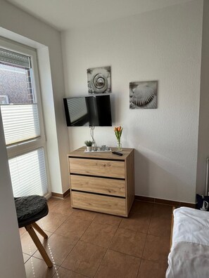 2 bedrooms, iron/ironing board, WiFi