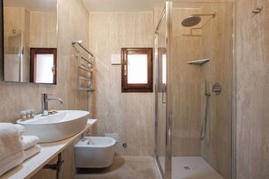 Dusche, Haartrockner, Bidet, Handtücher