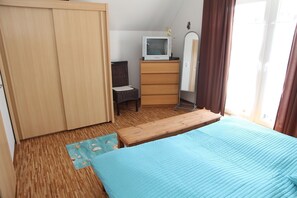 2 bedrooms, iron/ironing board, WiFi