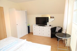 2 bedrooms, iron/ironing board, WiFi
