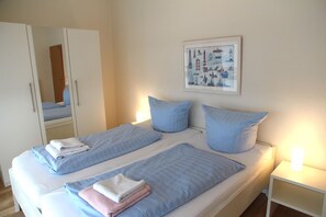 3 bedrooms, iron/ironing board, WiFi - Friesennest - Große Ferienwohnung mit Fahrstuhl für bis zu 6 Personen (Norden)