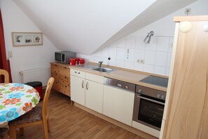 Køleskab, mikrobølgeovn, ovn, kogeplade