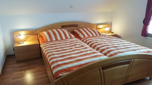 2 bedrooms, iron/ironing board, WiFi