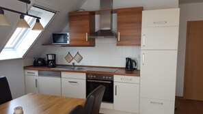 Fridge, microwave, oven, stovetop - Nordseekoje - Beautiful vacation apartment (65sqm) for 4 persons with balcony not far from the (Norden)