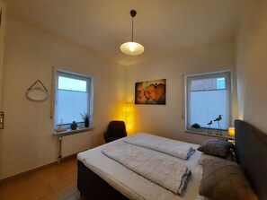 2 bedrooms, iron/ironing board, WiFi