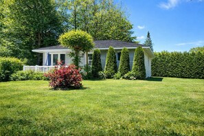 Exterior - Beautiful 3-Bdrm Cottage close to Ski Resorts w/ Hot Tub, Game Room, & more! (Tiny)