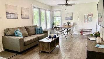 Älytelevisio, takka, videopelejä, pöytäjalkapallopöytä