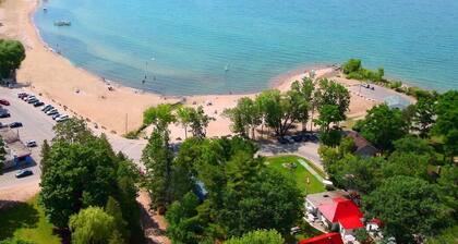 Beautiful 3-Bdrm Cottage close to Ski Resorts w/ Hot Tub, Game Room, & more!