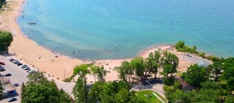 Beautiful 3-Bdrm Cottage close to Ski Resorts w/ Hot Tub, Game Room, & more!