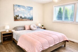 3 bedrooms, desk, free WiFi, bed sheets - Beautiful 3-Bdrm Cottage close to Ski Resorts w/ Hot Tub, Game Room, & more! (Tiny)