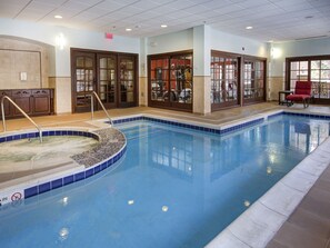 Alberca techada y alberca climatizada