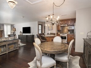 Interior - 2BR Condo w/ AC, Pool, Hot Tub, Free Ski Shuttle to Vail & BC (Avon)