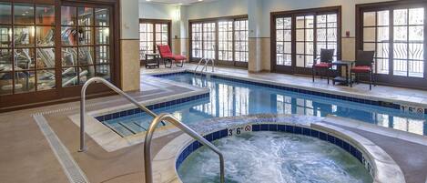 Una piscina techada, una piscina climatizada