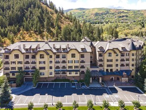Exterior - 2BR Condo w/ AC, Pool, Hot Tub, Free Ski Shuttle to Vail & BC (Avon)