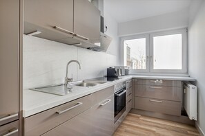 Kühlschrank, Mikrowelle, Ofen, Herdplatte