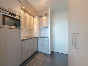 Een koelkast, een microgolfoven, een vaatwasser, een broodrooster